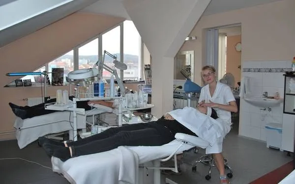 Interiér salonu Beauty center ve Strakonicích s kosmetickým lehátkem u okna